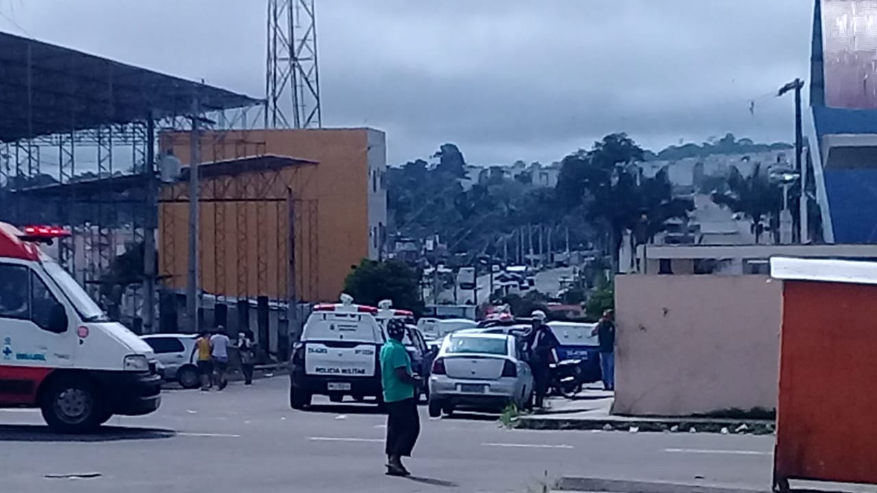 Estudante &eacute; baleada em sala de aula e pistola &eacute; achada no banheiro