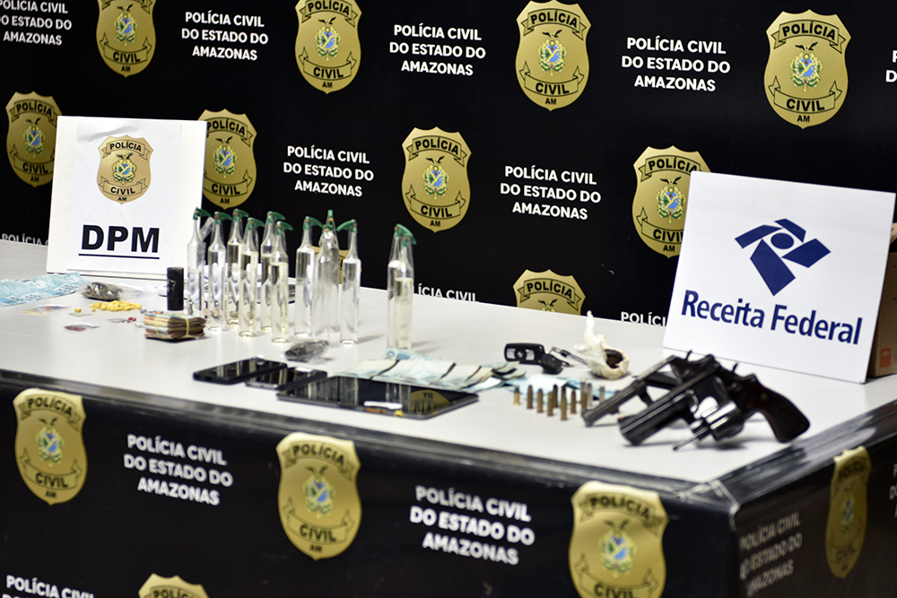 Ecstasy, LSD e metanfetamina são encontrados com bando armado e preso Ecstasy, LSD e metanfetamina são encontrados com bando armado e preso