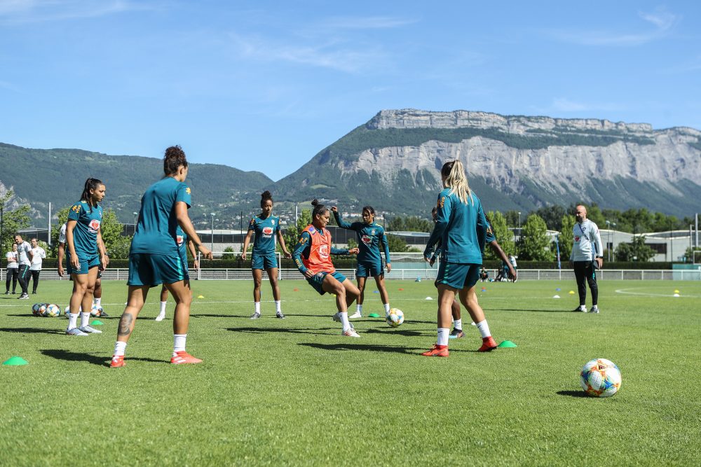 Seleção feminina treina nos EUA para reencontro com donas da casa