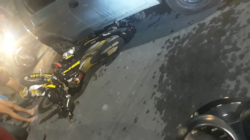 Embriagado, motorista bate carros e passa por cima de moto. Veja fotos Embriagado, motorista bate carros e passa por cima de moto. Veja fotos