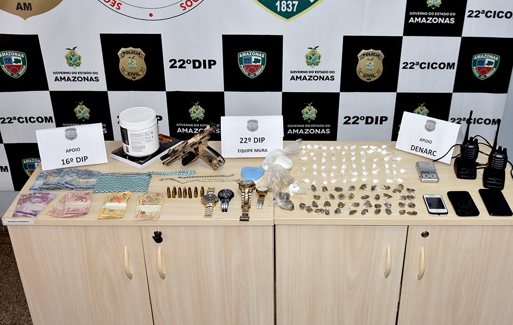 Bando armado, com r&aacute;dios, drogas e dinheiro &eacute; preso no beco Libertador