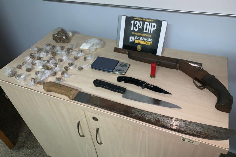 Preso homem com escopeta, muni&ccedil;&atilde;o e drogas na Cidade de Deus