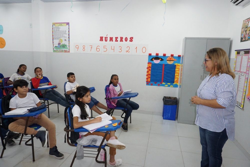 Mais de 15 mil professores receberão reajuste de 8% e mais 30% no vale em junho Mais de 15 mil professores receberão reajuste de 8% e mais 30% no vale em junho