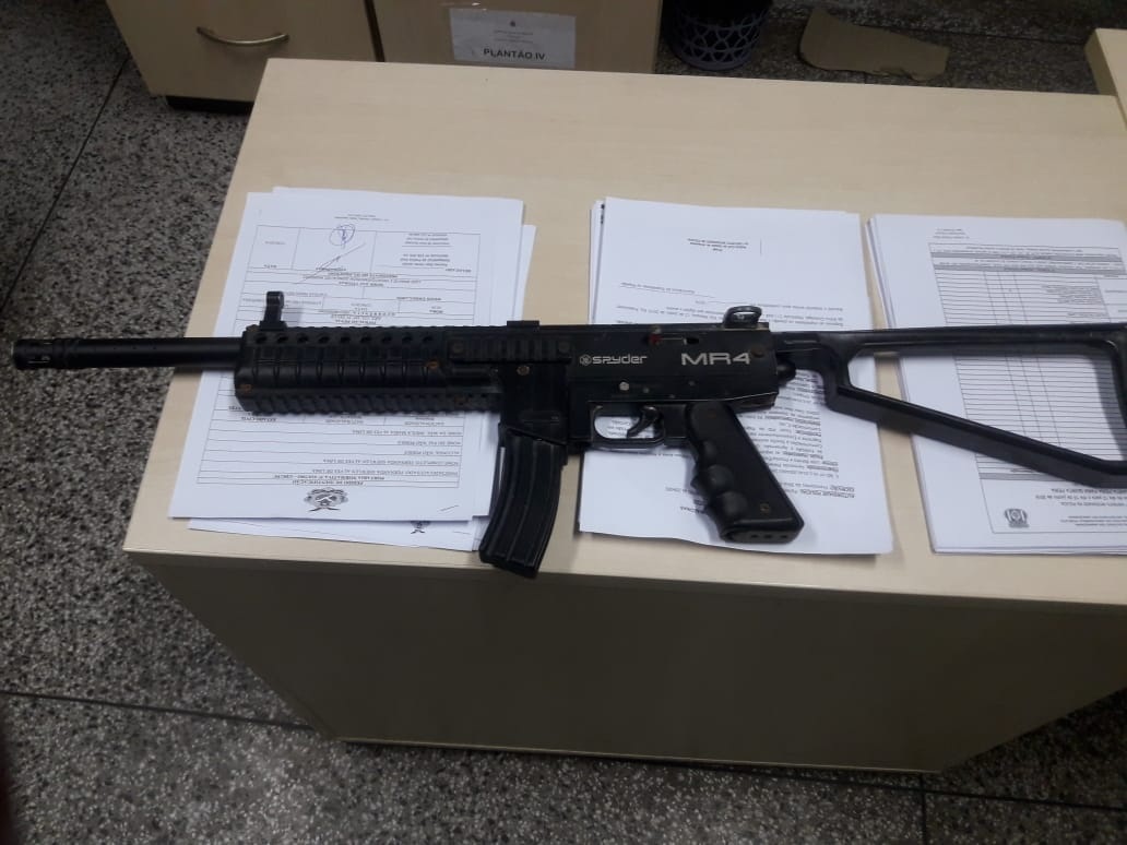 Suspeitos de assalto trocam tiros com PMs e são presos com metralhadora airsoft Suspeitos de assalto trocam tiros com PMs e são presos com metralhadora airsoft