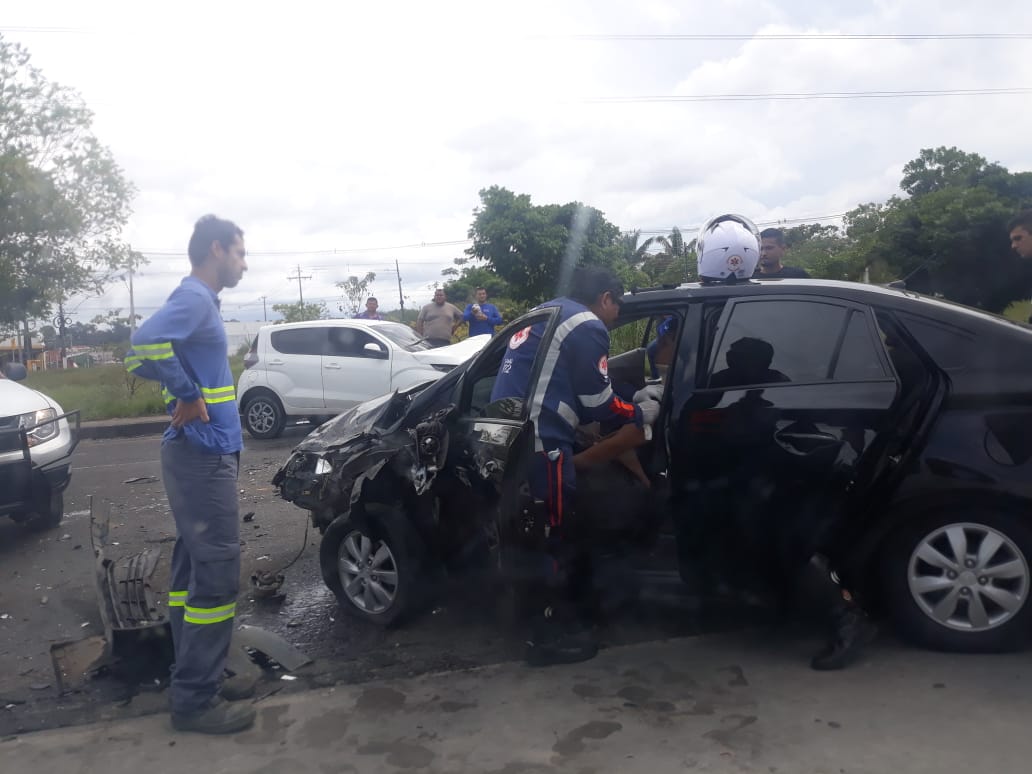 Acidente causa trânsito quilométrico na avenida das Torres ao fechar as duas vias Acidente causa trânsito quilométrico na avenida das Torres ao fechar as duas vias