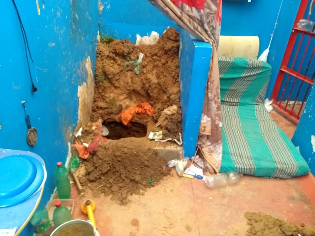 Presos cavam buraco pelo vaso sanitário e fogem em Canutama Presos cavam buraco pelo vaso sanitário e fogem em Canutama