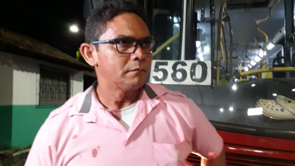 Motorista leva coronhada durante assalto no &ocirc;nibus 560