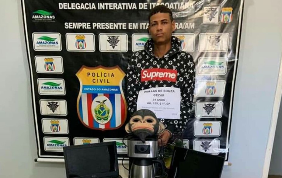 Usando máscara de macaco, jovem é preso suspeito de furto em Itacoatiara Usando máscara de macaco, jovem é preso suspeito de furto em Itacoatiara