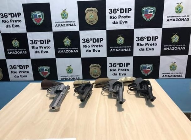 Quadrilha suspeita de desviar armas apreendidas é presa Quadrilha suspeita de desviar armas apreendidas é presa