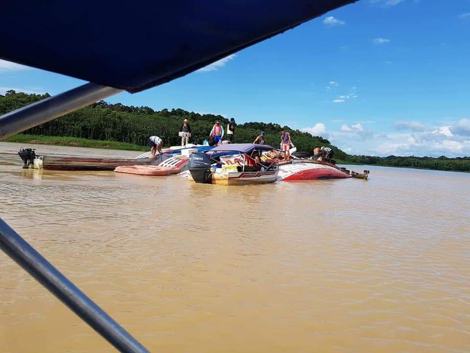 Naufrágio com barco de 96 passageiros deixa 6 desaparecidos em Carauari Naufrágio com barco de 96 passageiros deixa 6 desaparecidos em Carauari