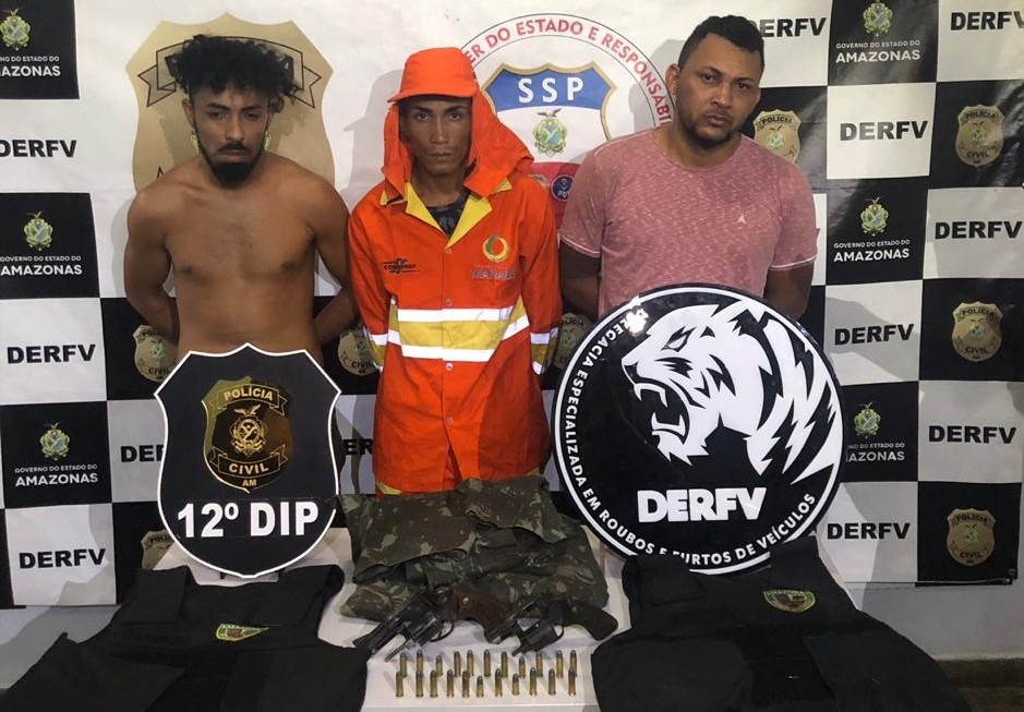 Trio é preso pela Derfv por roubo em posto de combustível Trio é preso pela Derfv por roubo em posto de combustível