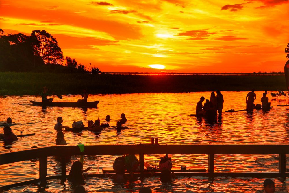 Balneários e trilhas aquáticas são opções para turista se refrescar do calor da Ilha Tupinambarana Balneários e trilhas aquáticas são opções para turista se refrescar do calor da Ilha Tupinambarana