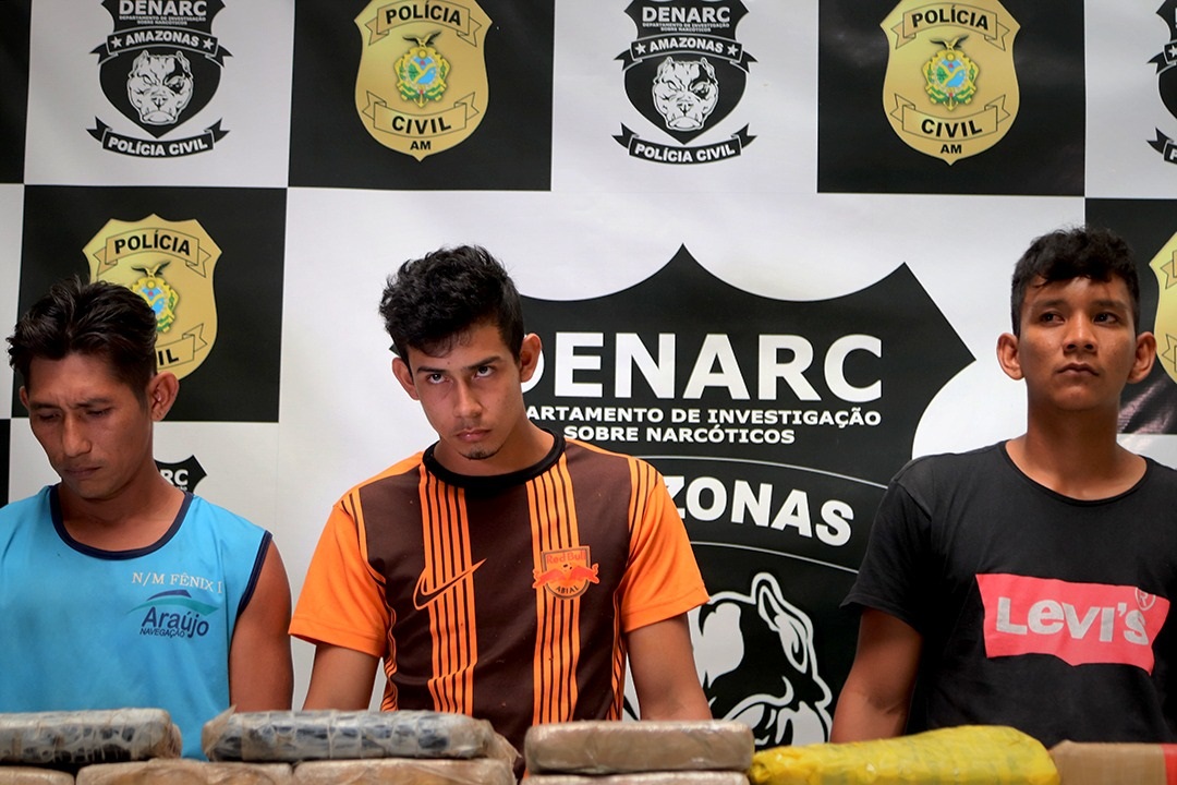 Tripulantes são presos com 50kg de maconha skunk na orla de Manaus Tripulantes são presos com 50kg de maconha skunk na orla de Manaus