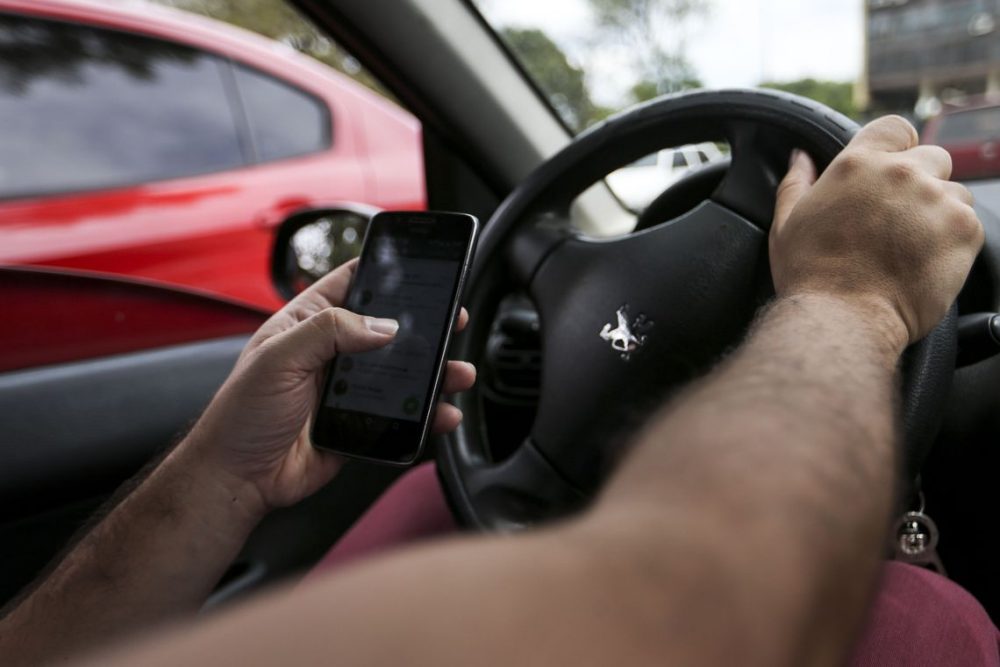 Um em cada 5 brasileiros usa celular enquanto dirige; em Manaus são 17,7% Um em cada 5 brasileiros usa celular enquanto dirige; em Manaus são 17,7%