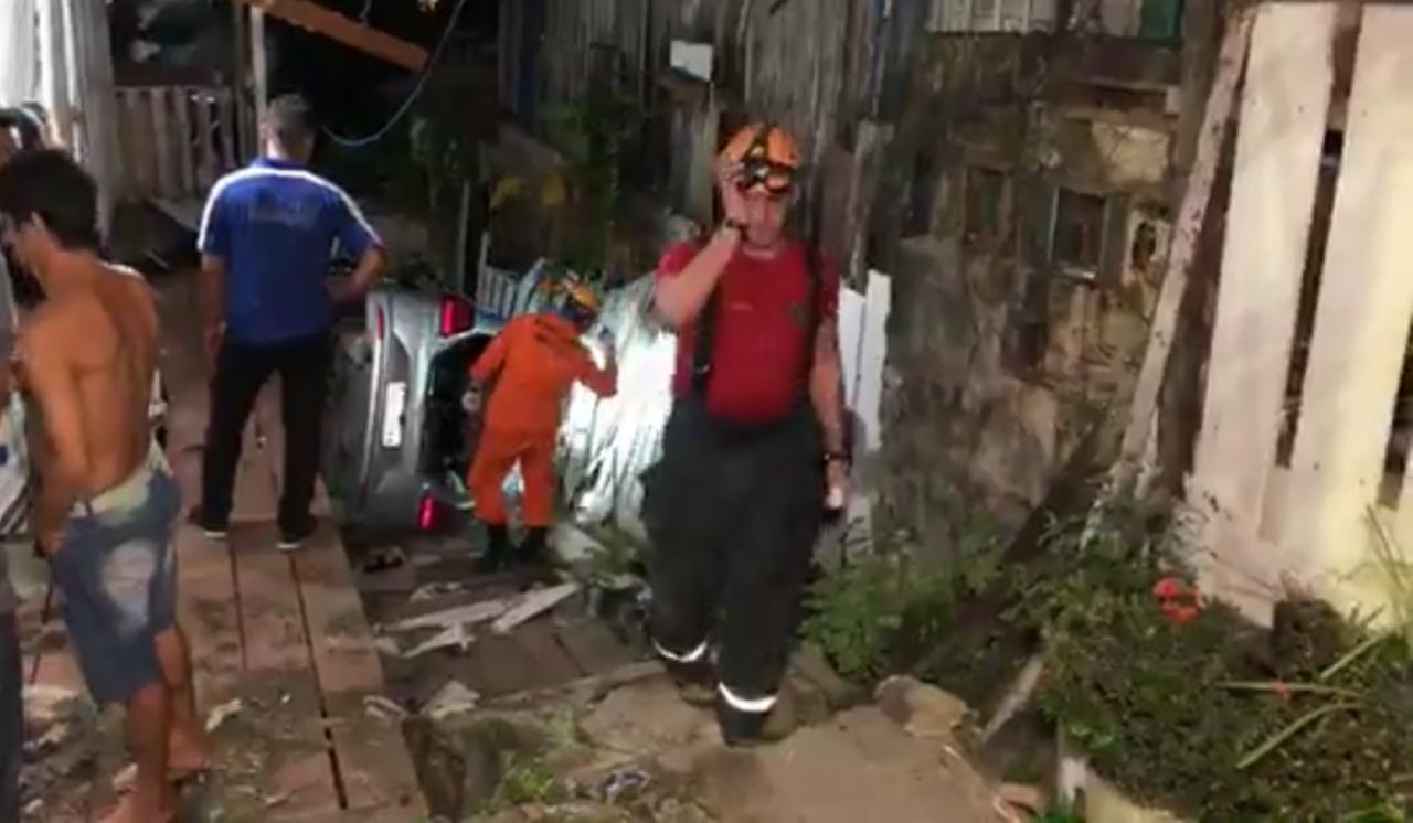 Homem tem estaca atravessada no peito e mulher &eacute; arrastada em grave acidente