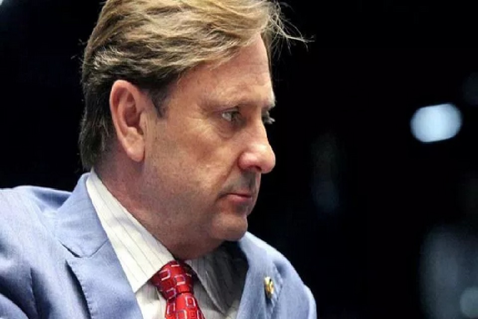 Ministro do STF pro&iacute;be viagem de senador condenado ao Caribe