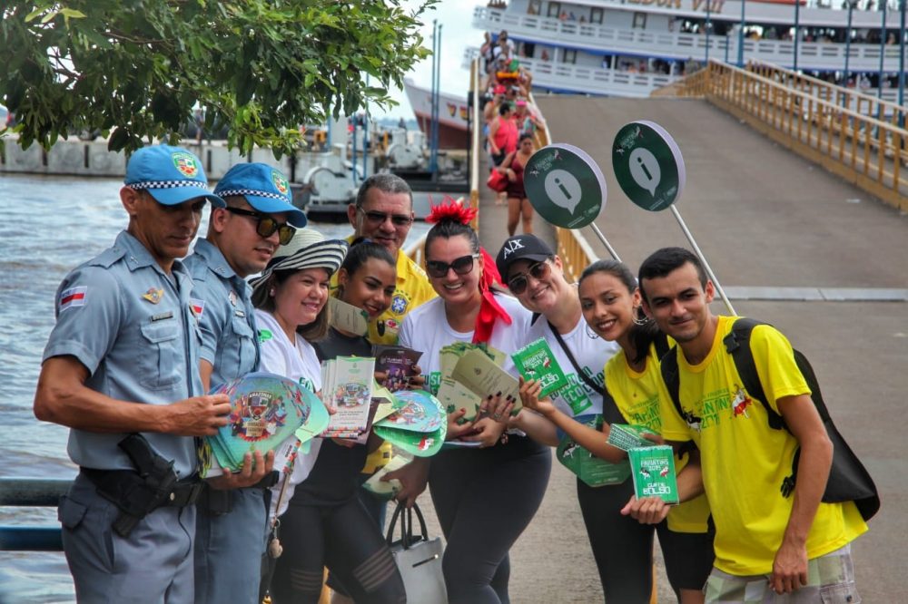 Com pocket show de boi e campanhas, turistas são recepcionados em Parintins Com pocket show de boi e campanhas, turistas são recepcionados em Parintins