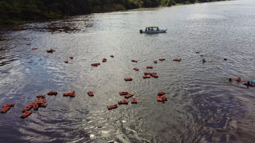 Passageiros mudam de barco para voadeira e acabam n&aacute;ufragos em Mau&eacute;s