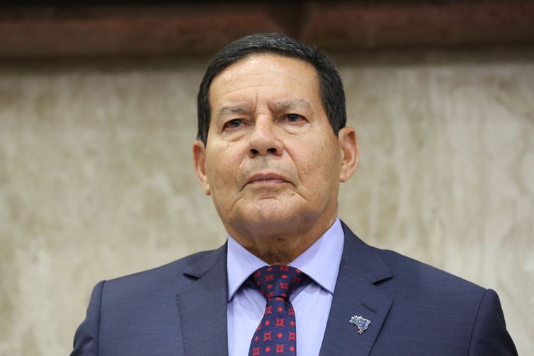 Mour&atilde;o diz que retorno do ensino de educa&ccedil;&atilde;o moral e c&iacute;vica &eacute; avaliado