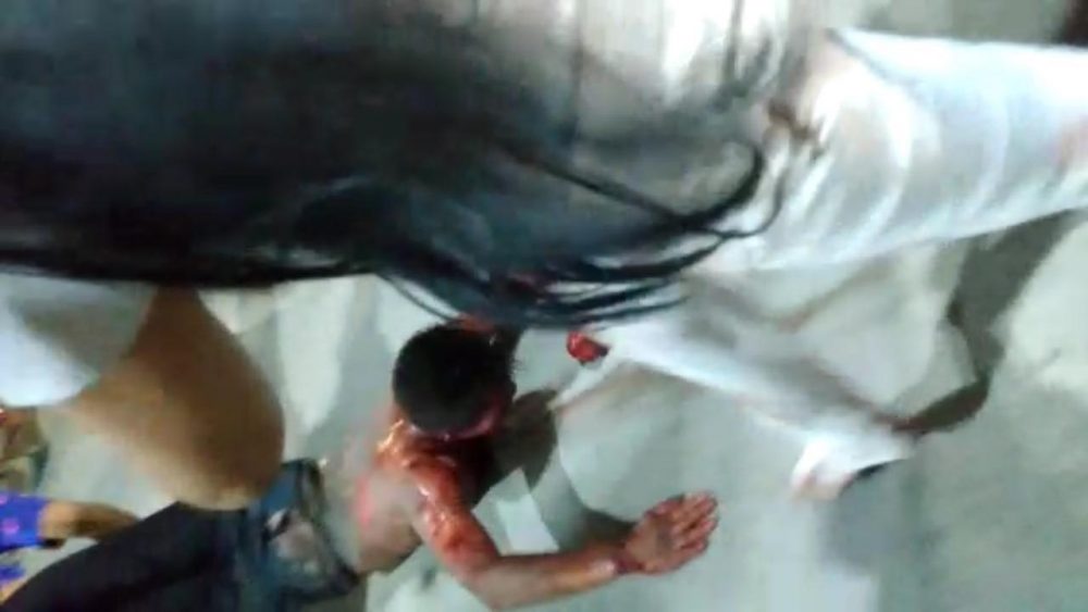 Dupla suspeita de assalto &eacute; espancada por populares no S&atilde;o Jos&eacute;. Veja v&iacute;deo