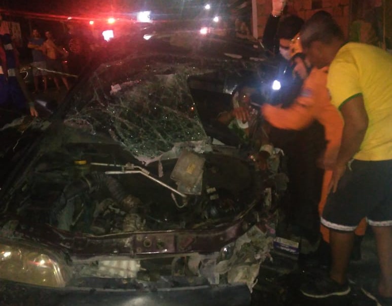 Colisão entre carro e ônibus deixa homem preso as ferragens no Santa Etelvina Colisão entre carro e ônibus deixa homem preso as ferragens no Santa Etelvina