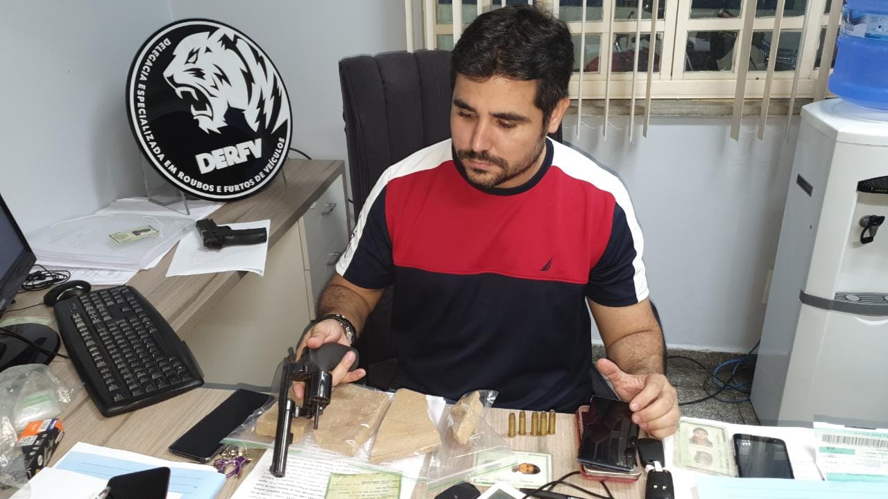Após roubo violento, onde vítima teve dentes quebrados, dupla é presa com objetos e droga Após roubo violento, onde vítima teve dentes quebrados, dupla é presa com objetos e droga