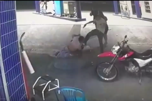 PMs que aparecem em vídeo agredindo homem por causa de cerveja tem prisão pedida PMs que aparecem em vídeo agredindo homem por causa de cerveja tem prisão pedida