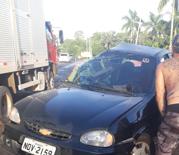 Motorista fica ferido durante colisão com caminhão na avenida do Turismo Motorista fica ferido durante colisão com caminhão na avenida do Turismo
