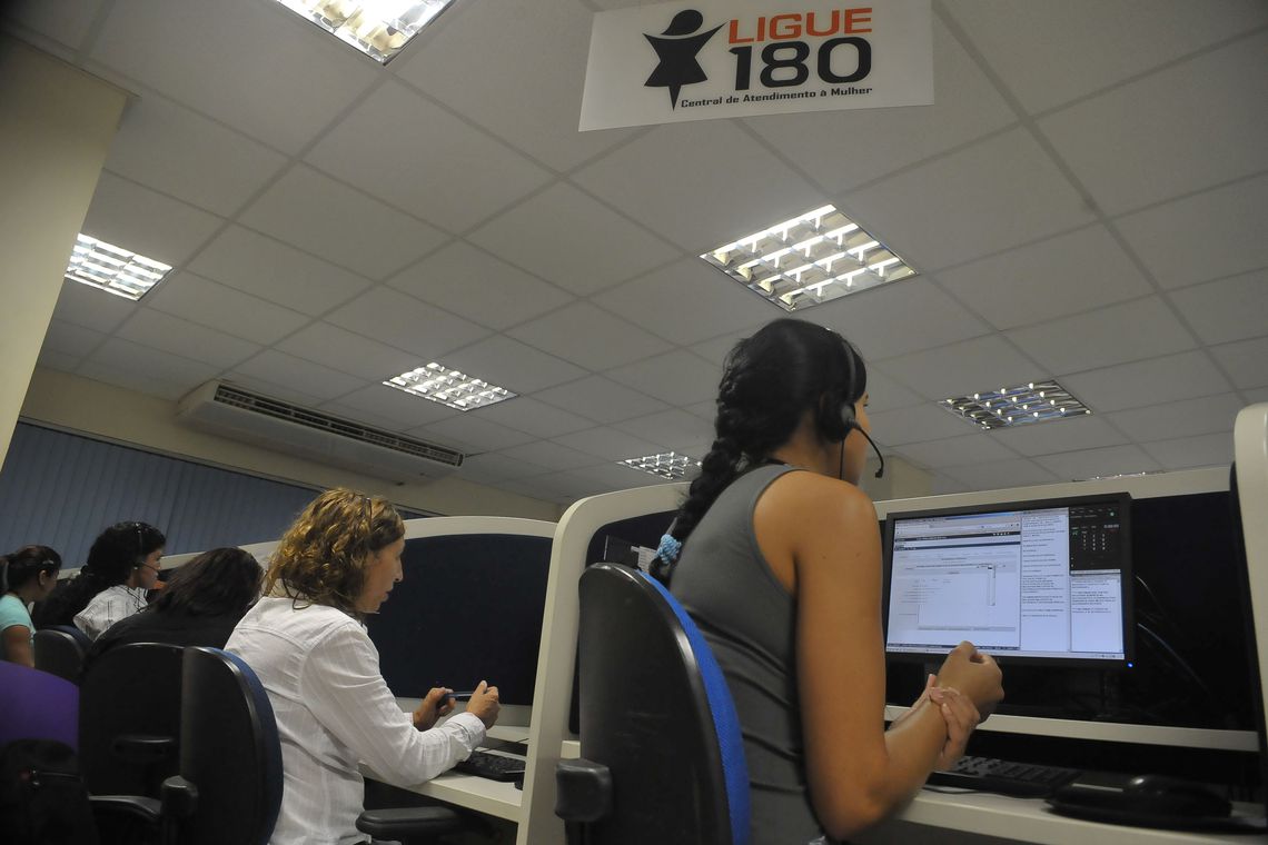 Equipes do Disque 100 e Ligue 180 serão treinadas por psiquiatras Equipes do Disque 100 e Ligue 180 serão treinadas por psiquiatras