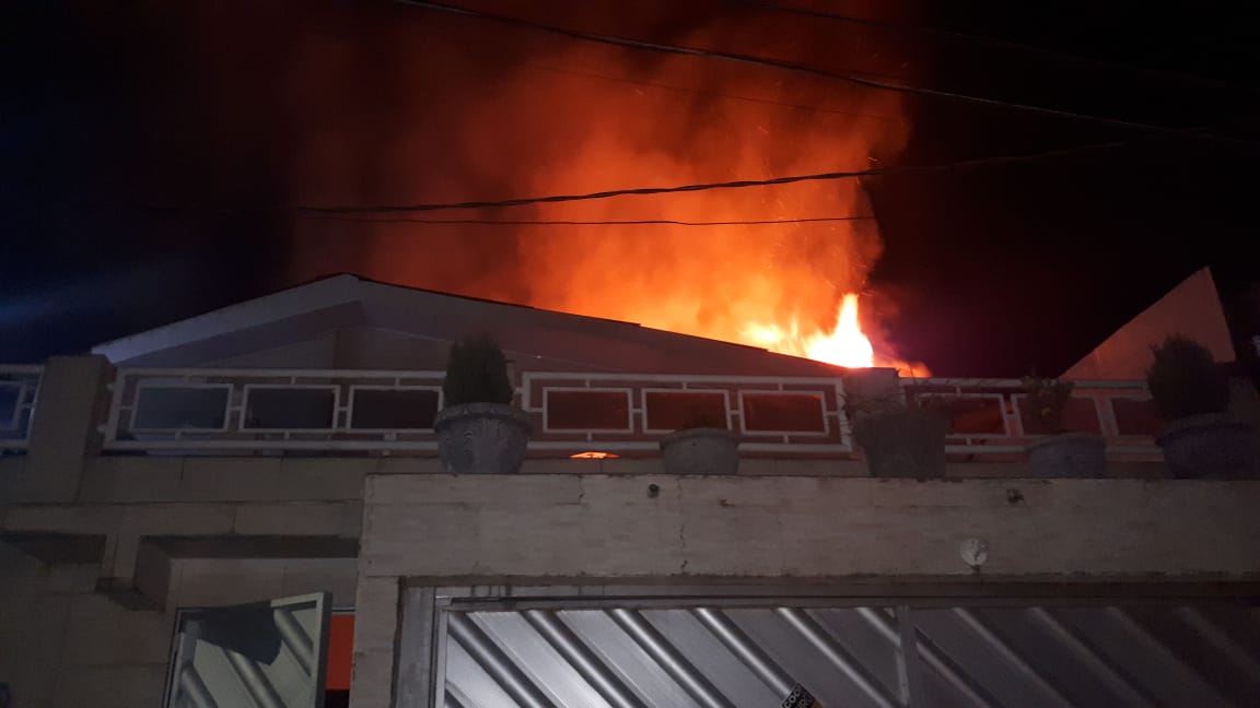 Quarto pega fogo no Manôa e bombeiros impedem que incêndio se alastre Quarto pega fogo no Manôa e bombeiros impedem que incêndio se alastre