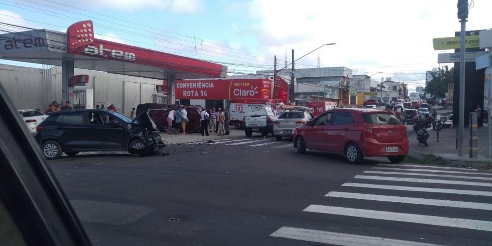 Colisão entre veículos em posto de combustível deixa feridos na Praça 14 Colisão entre veículos em posto de combustível deixa feridos na Praça 14
