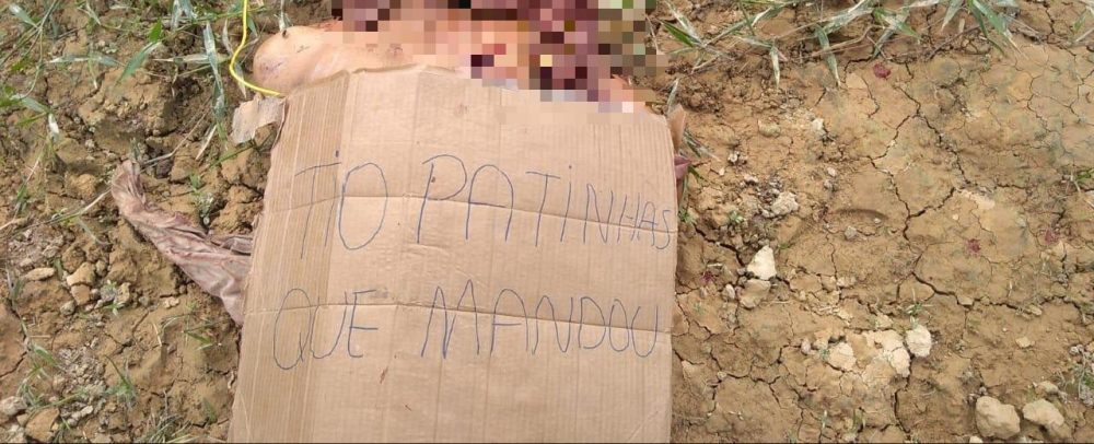 TIO PATINHAS Corpo é achado com mensagem e vai para 'conta' de traficante de facção TIO PATINHAS Corpo é achado com mensagem e vai para 'conta' de traficante de facção