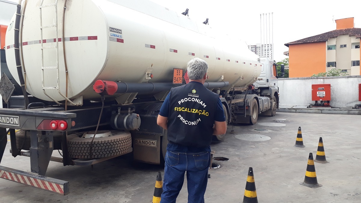 Redu&ccedil;&atilde;o de pre&ccedil;o ainda n&atilde;o chegou aos postos e Procon fiscaliza