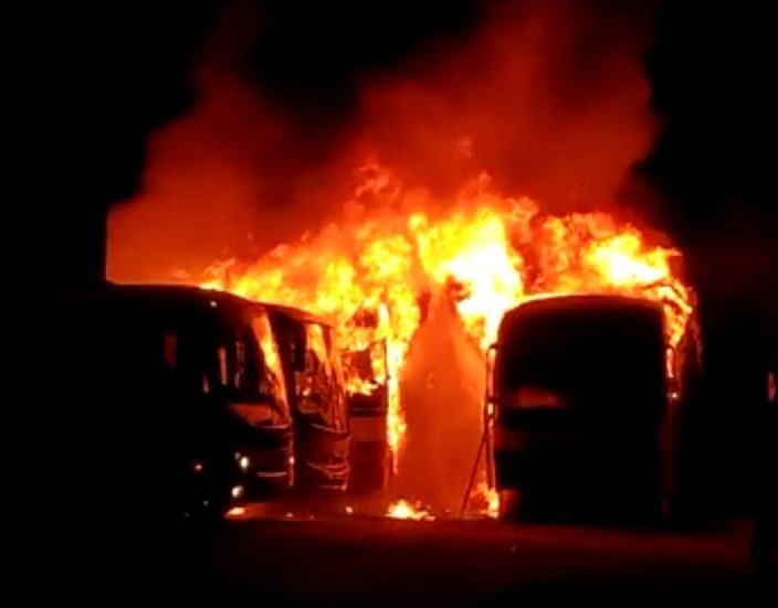 Incêndio destrói ônibus intermunicipais em garagem em Manacapuru. Veja vídeo
