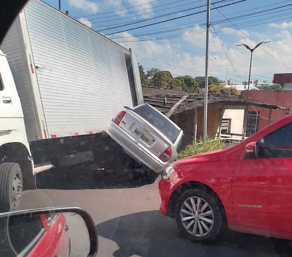 Caminhão Desgovernado Arrasta Carros E Destrói Telhado De Lanche Na ...