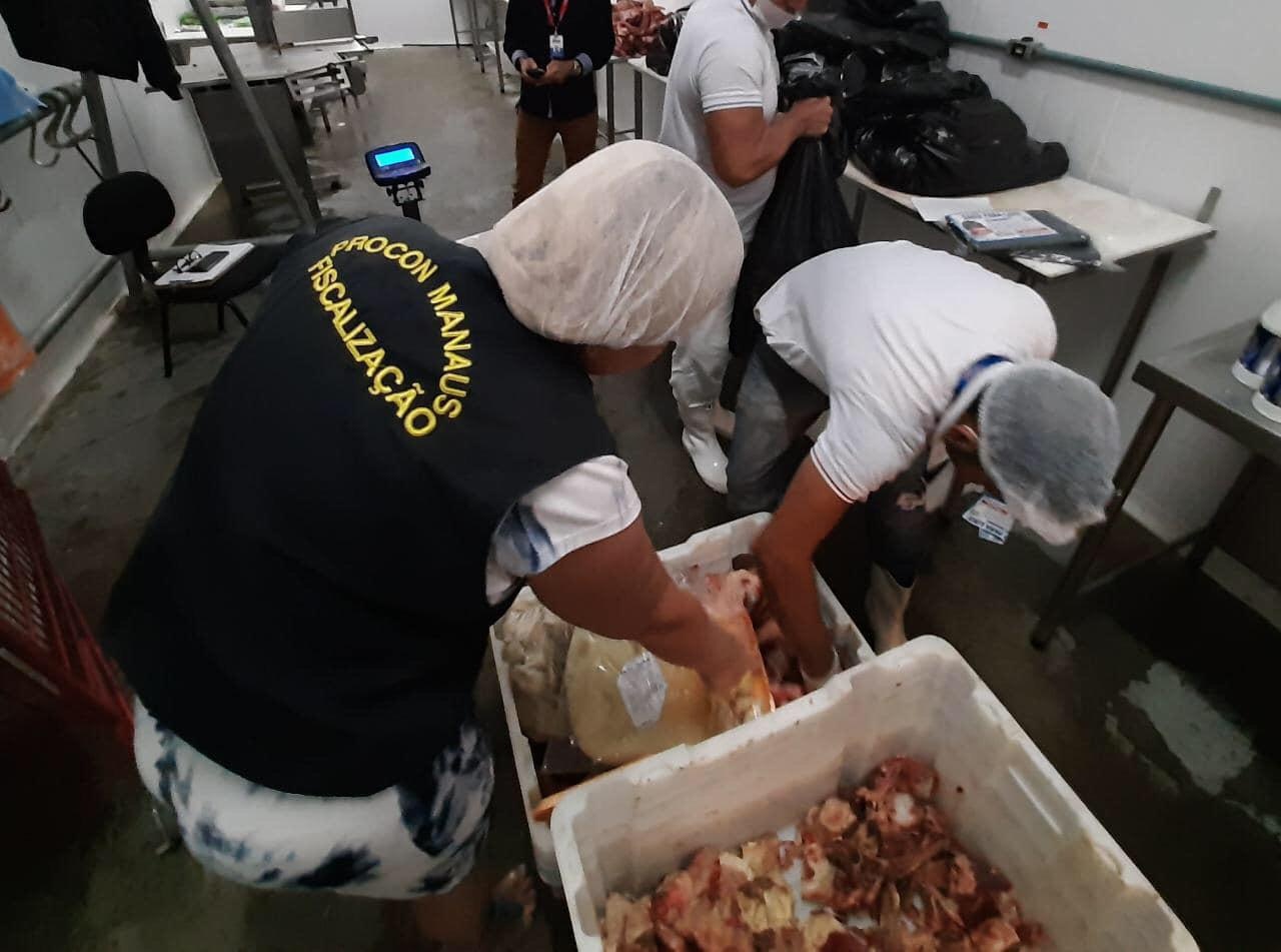 Procon apreende mais de 400kg de carne impr&oacute;pria para consumo em supermercado