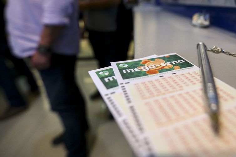 Ninguém acerta a Mega-Sena e prêmio acumulado é R$ 16 milhões Ninguém acerta a Mega-Sena e prêmio acumulado é R$ 16 milhões