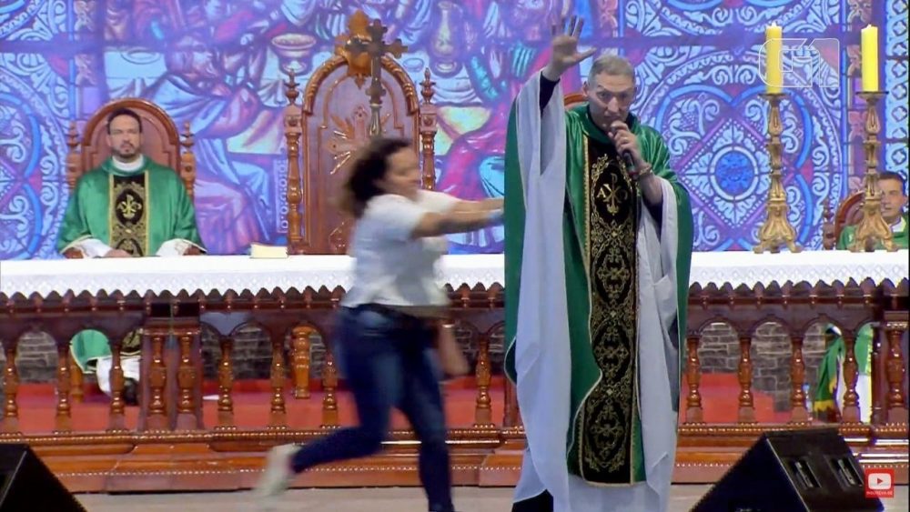 Durante missa, mulher empurra padre Marcelo Rossi do palco em SP Durante missa, mulher empurra padre Marcelo Rossi do palco em SP