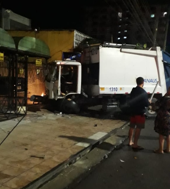 Homem bate em caminh&atilde;o de lixo e fica preso nas ferragens na Constantino