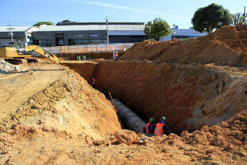 Obra do sistema viário da Constantino Nery inicia segunda fase de demolições Obra do sistema viário da Constantino Nery inicia segunda fase de demolições