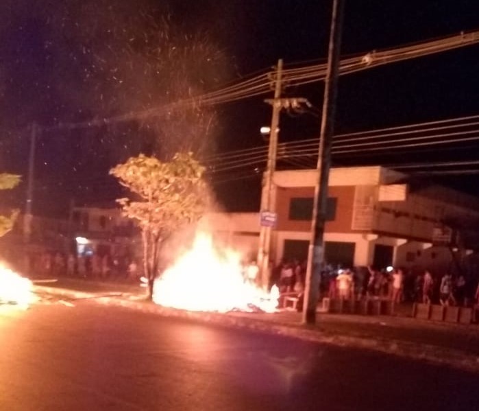 Sem energia, populares depredam e fazem barreiras com fogo em Iranduba e Manacapuru. Veja v&iacute;deos