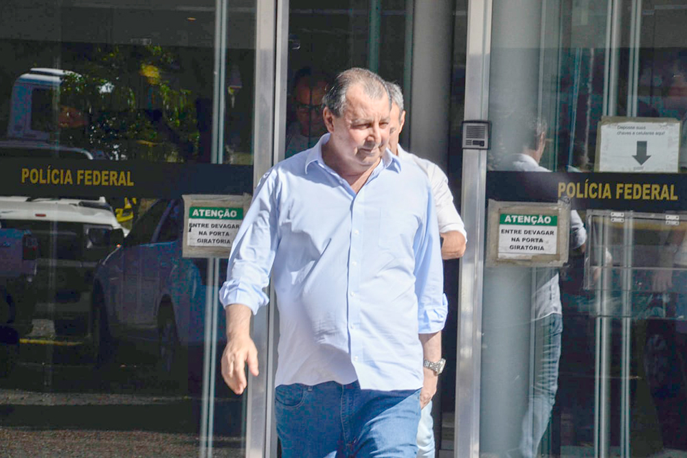 Omar dep&otilde;e na PF-AM, sobre Opera&ccedil;&atilde;o Vertex, que implicou esposa e irm&atilde;os. A foto &eacute; do momento da sa&iacute;da dele, ap&oacute;s uma hora e meia de depoimento.
