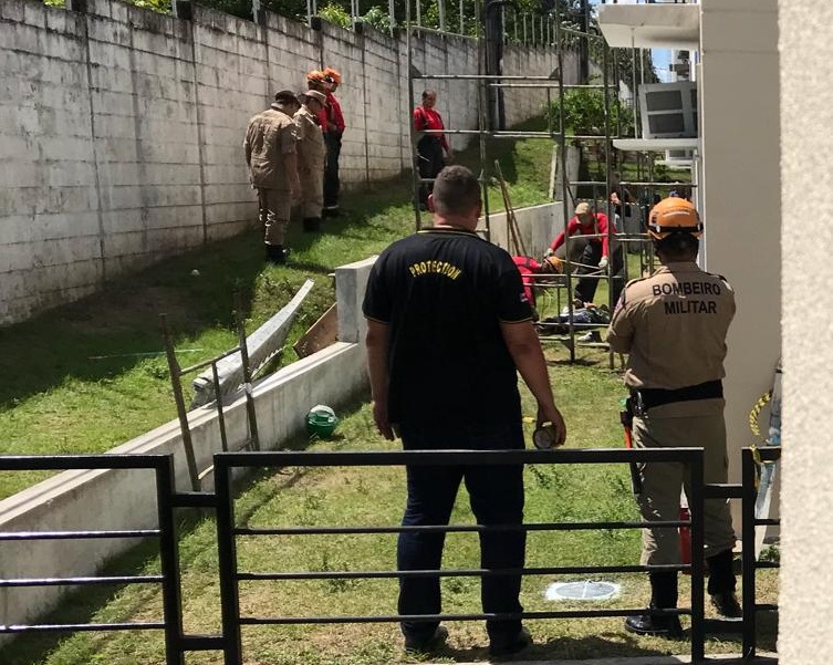 Trabalhadores são eletrocutados ao pintar condomínio; um morre e outro fica ferido Trabalhadores são eletrocutados ao pintar condomínio; um morre e outro fica ferido
