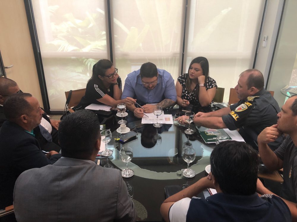 NEGOCIAÇÕES Governo apresenta propostas à Polícia Militar e bombeiros NEGOCIAÇÕES Governo apresenta propostas à Polícia Militar e bombeiros
