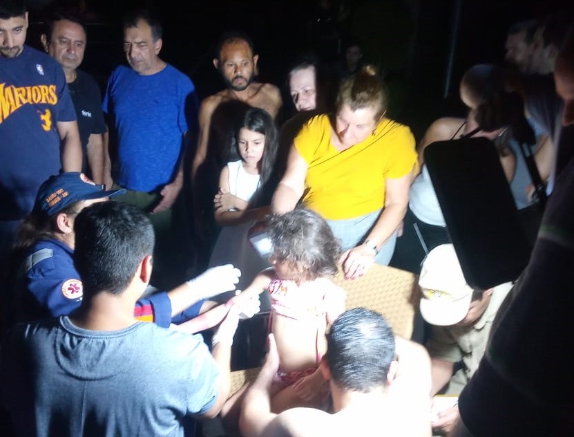 Crian&ccedil;a &eacute; resgatada ap&oacute;s ter bra&ccedil;o preso em duto de piscina no Dom Pedro