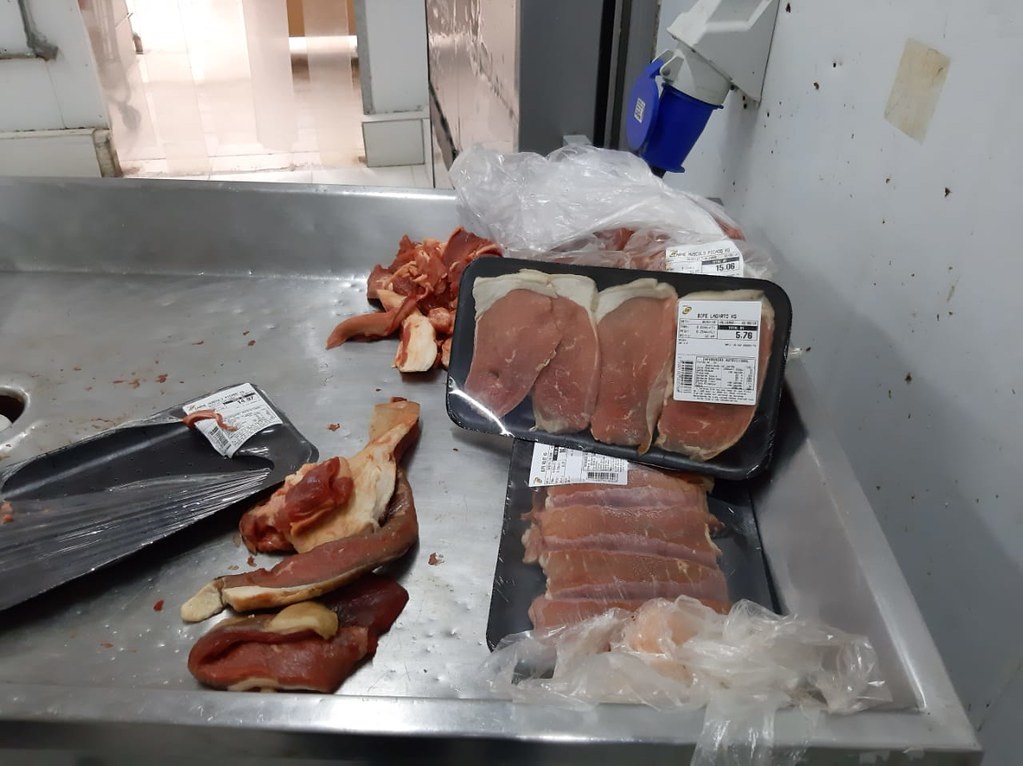 30kg de alimentos impróprios são apreendidos em supermercado na zona Oeste 30kg de alimentos impróprios são apreendidos em supermercado na zona Oeste