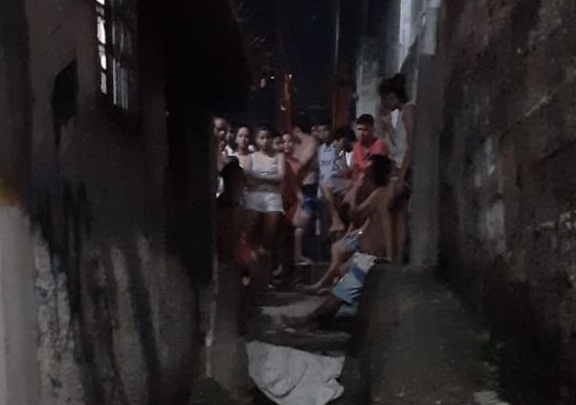 Homem leva quatro tiros e morre em beco no Alvorada