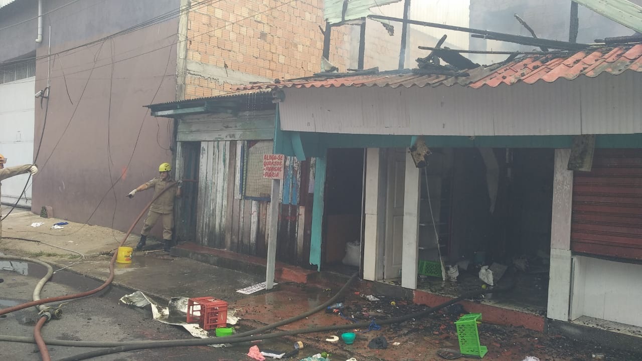 Casas no Japiim e no Centro são incendiadas, mas ninguém fica ferido Casas no Japiim e no Centro são incendiadas, mas ninguém fica ferido