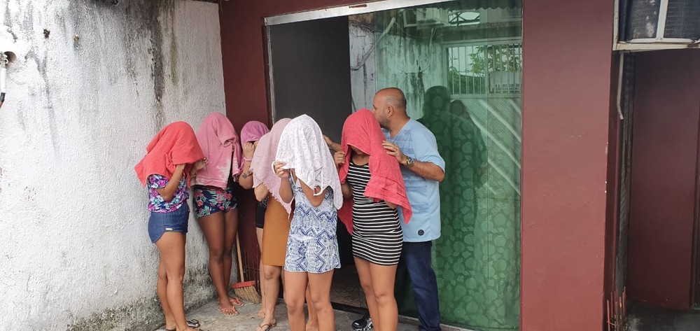 Polícia fecha casa de prostituição e casal é preso acusado de explorar adolescentes Polícia fecha casa de prostituição e casal é preso acusado de explorar adolescentes