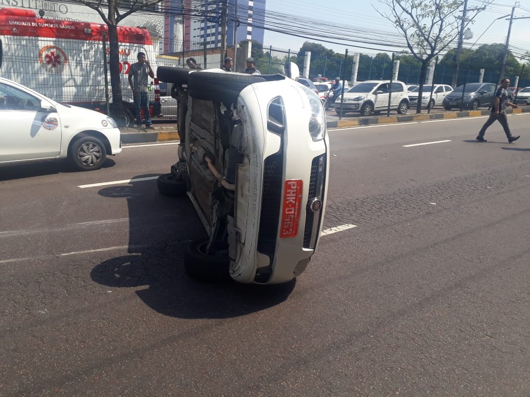 Após colisão, táxi capota na avenida Djalma Batista, em frente à shopping Após colisão, táxi capota na avenida Djalma Batista, em frente à shopping